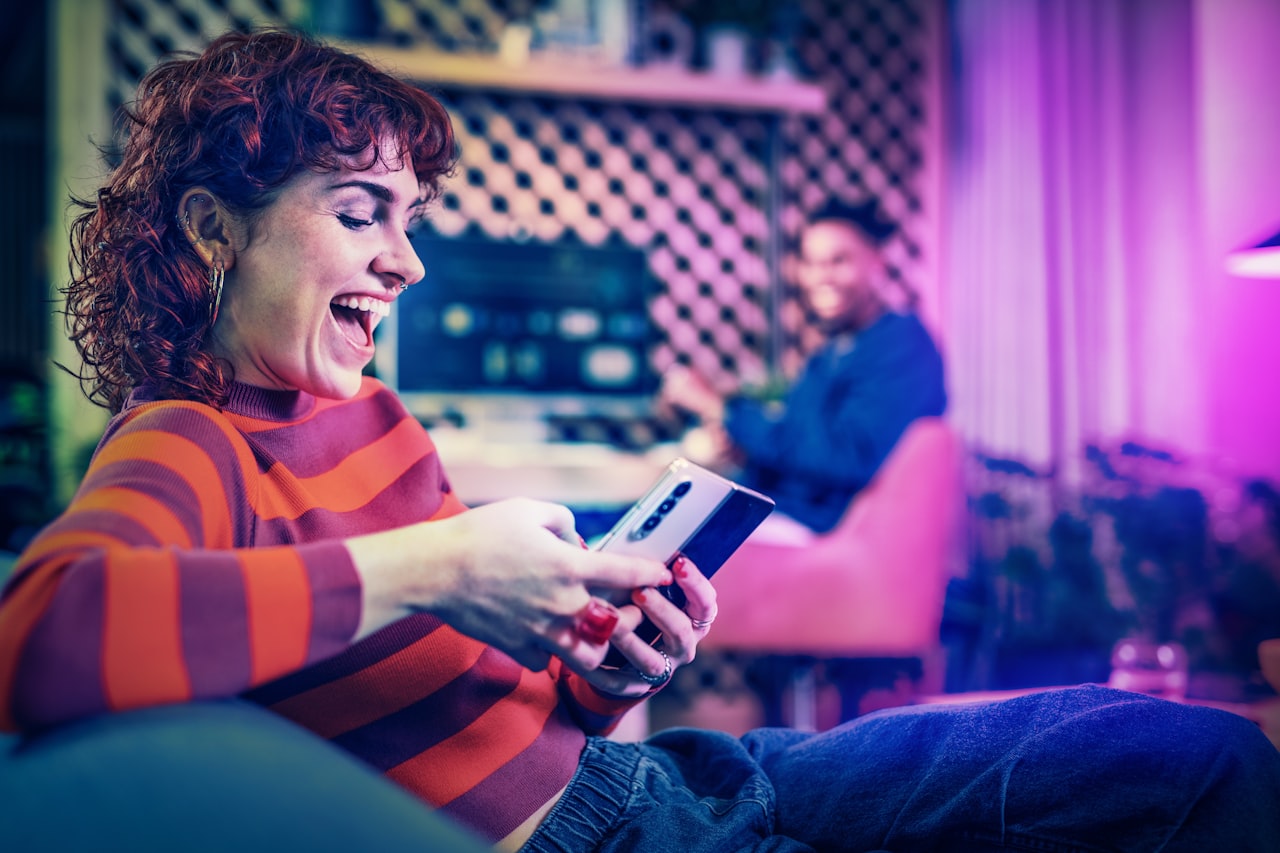 Persona consultando reseñas y valoraciones en su teléfono móvil en un entorno tranquilo