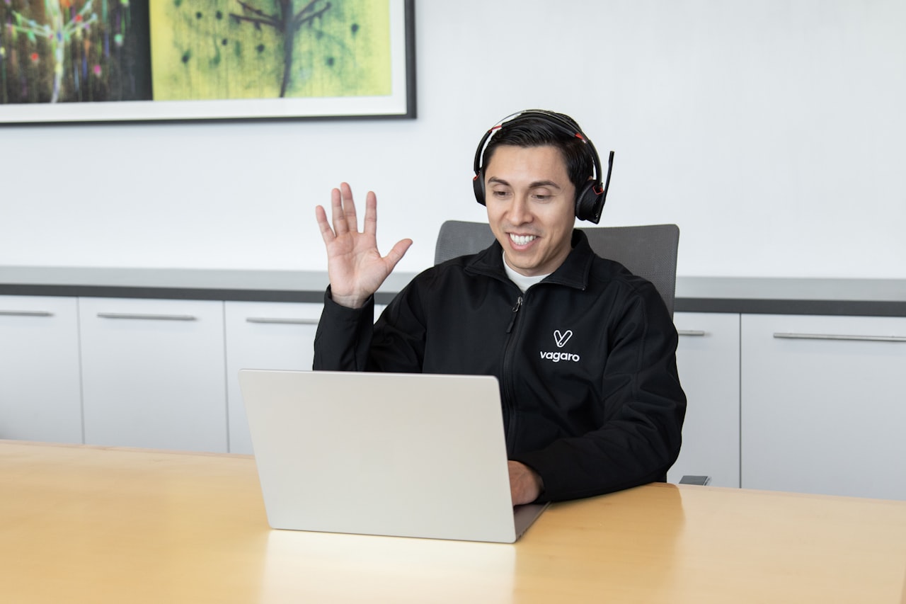 Equipo de atención al cliente con auriculares sonriendo durante su jornada