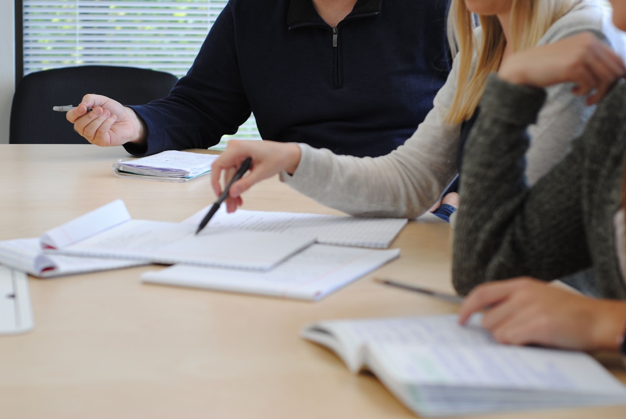 Móvil con una conversación abierta sobre una mesa de trabajo
