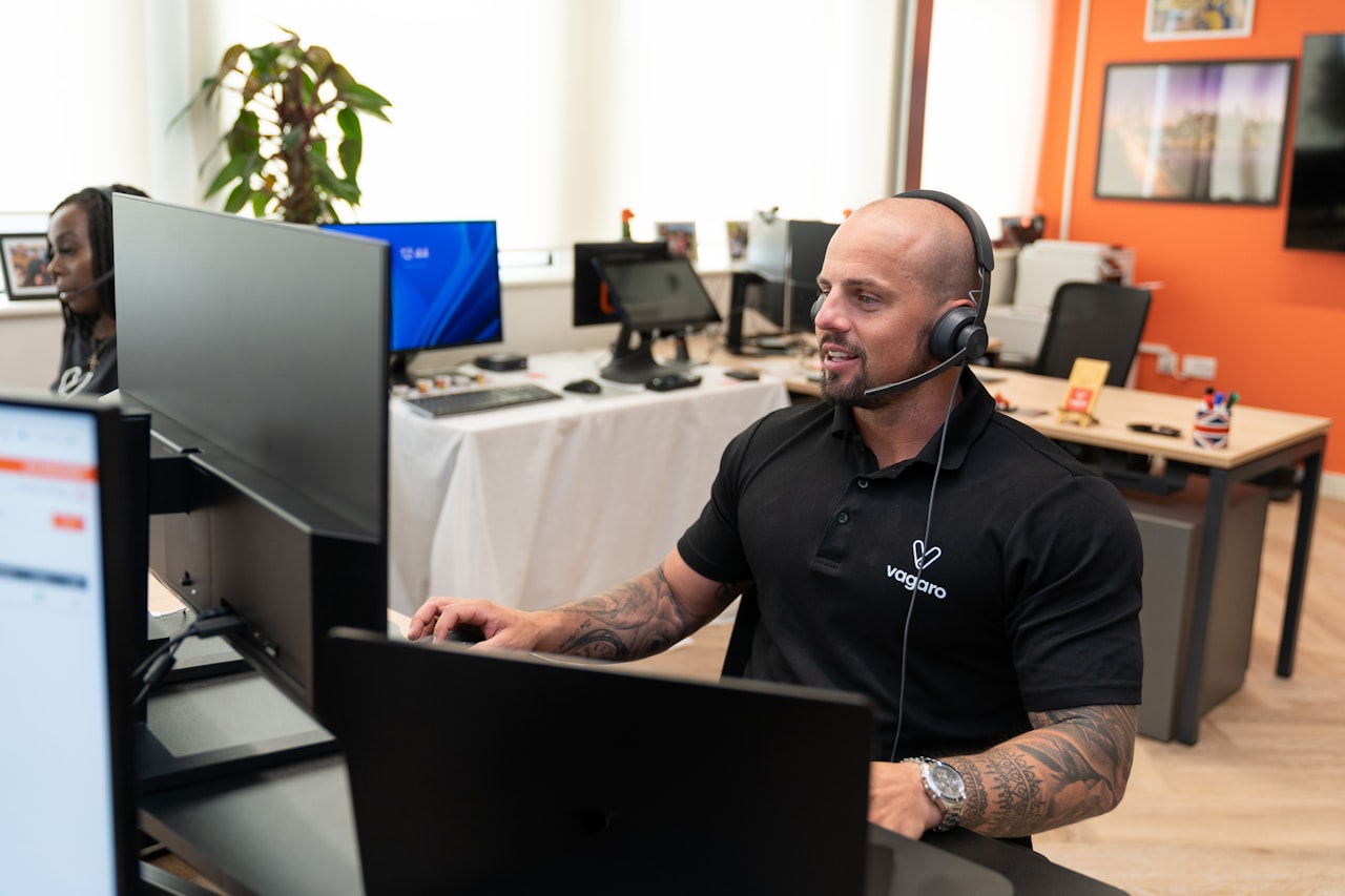 Equipo de atención al cliente con auriculares sonriendo durante su jornada