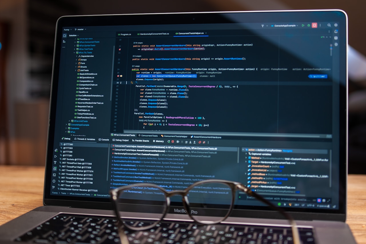 Profesional actualizando contenidos desde un portátil en una oficina