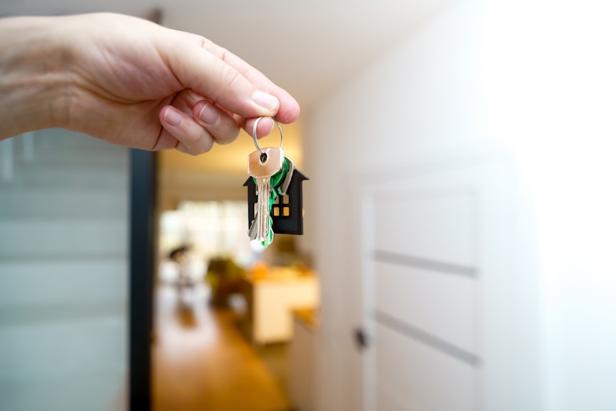Agente inmobiliario mostrando una vivienda luminosa