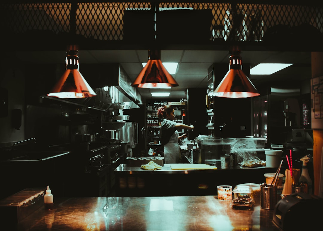5 automatizaciones que todo restaurante necesita en 2026